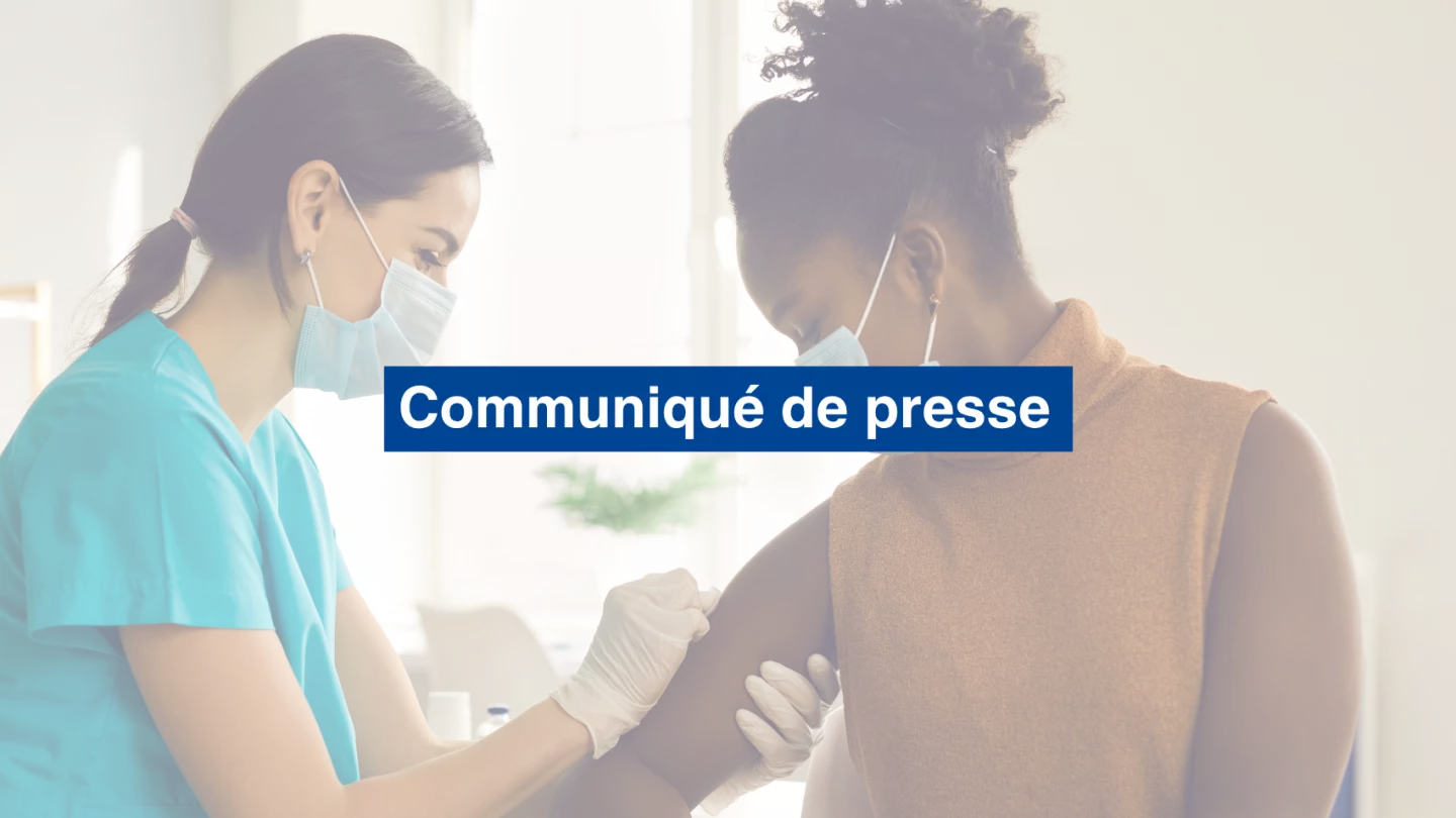 infirmière qui vaccine une patiente