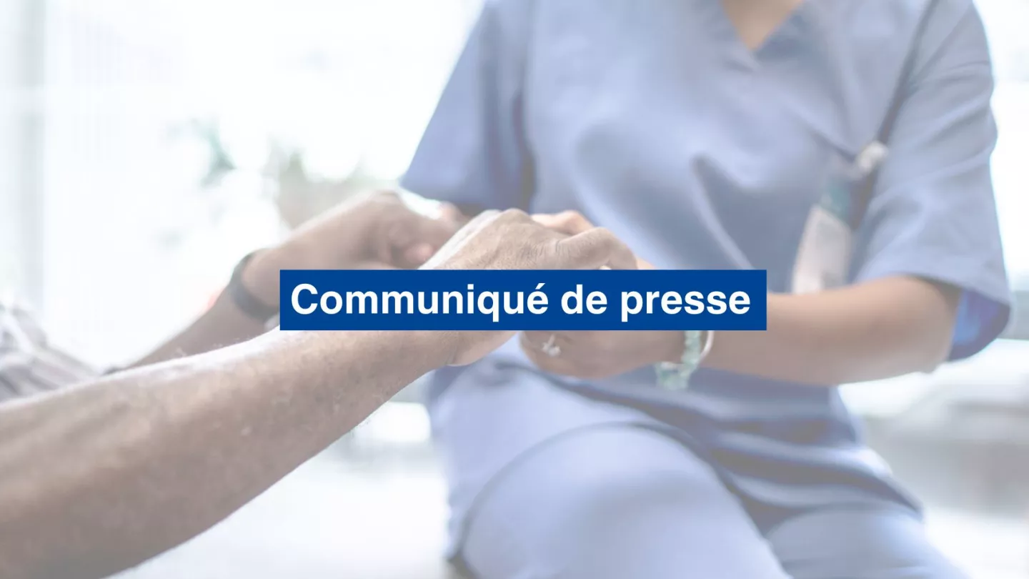 Une infirmière tenant les mains d'un patient. Visuel utilisé pour illustrer un communiqué de presse.
