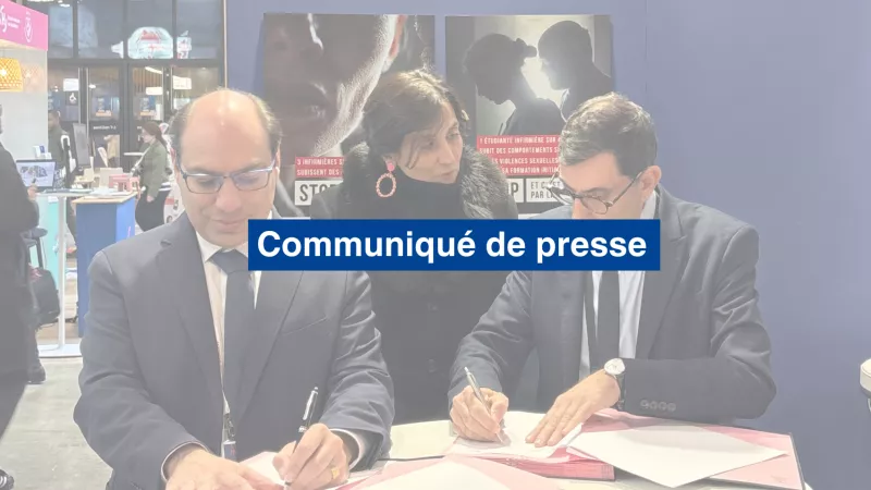 Personnalités qui signent une convention lors d'un salon