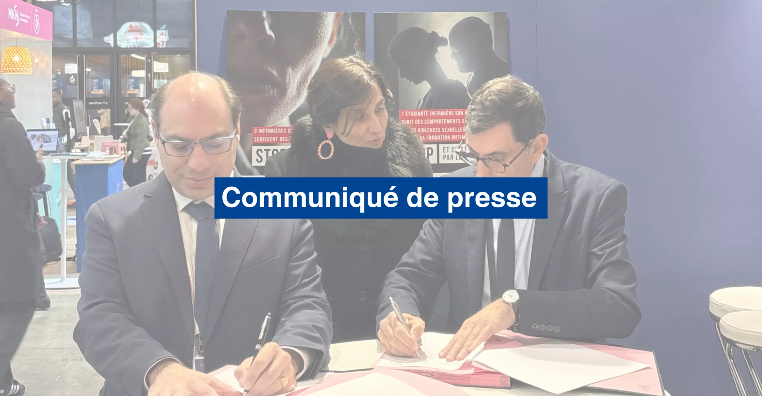 Personnalités qui signent une convention lors d'un salon