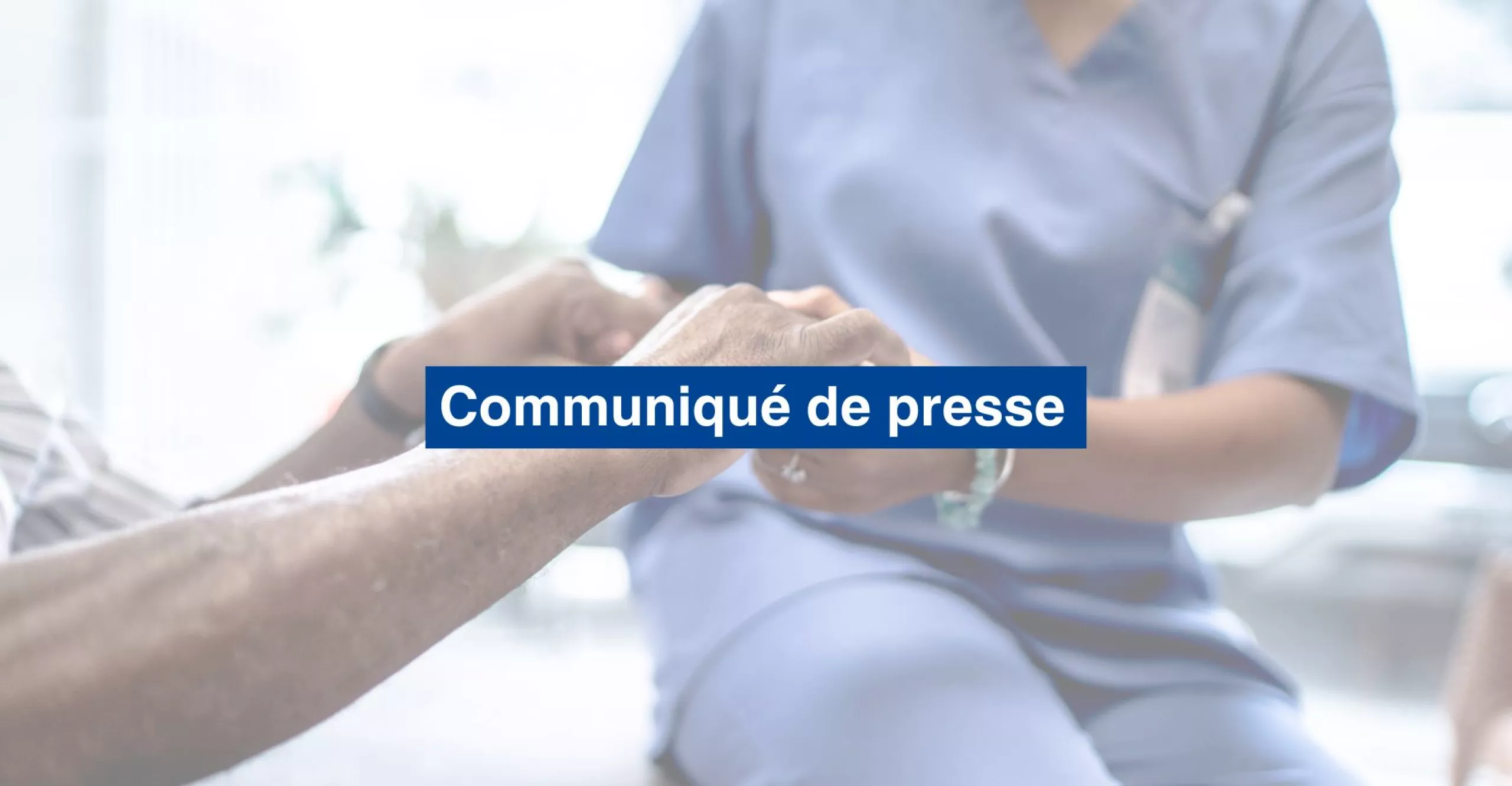 Une infirmière tenant les mains d'un patient. Visuel utilisé pour illustrer un communiqué de presse.