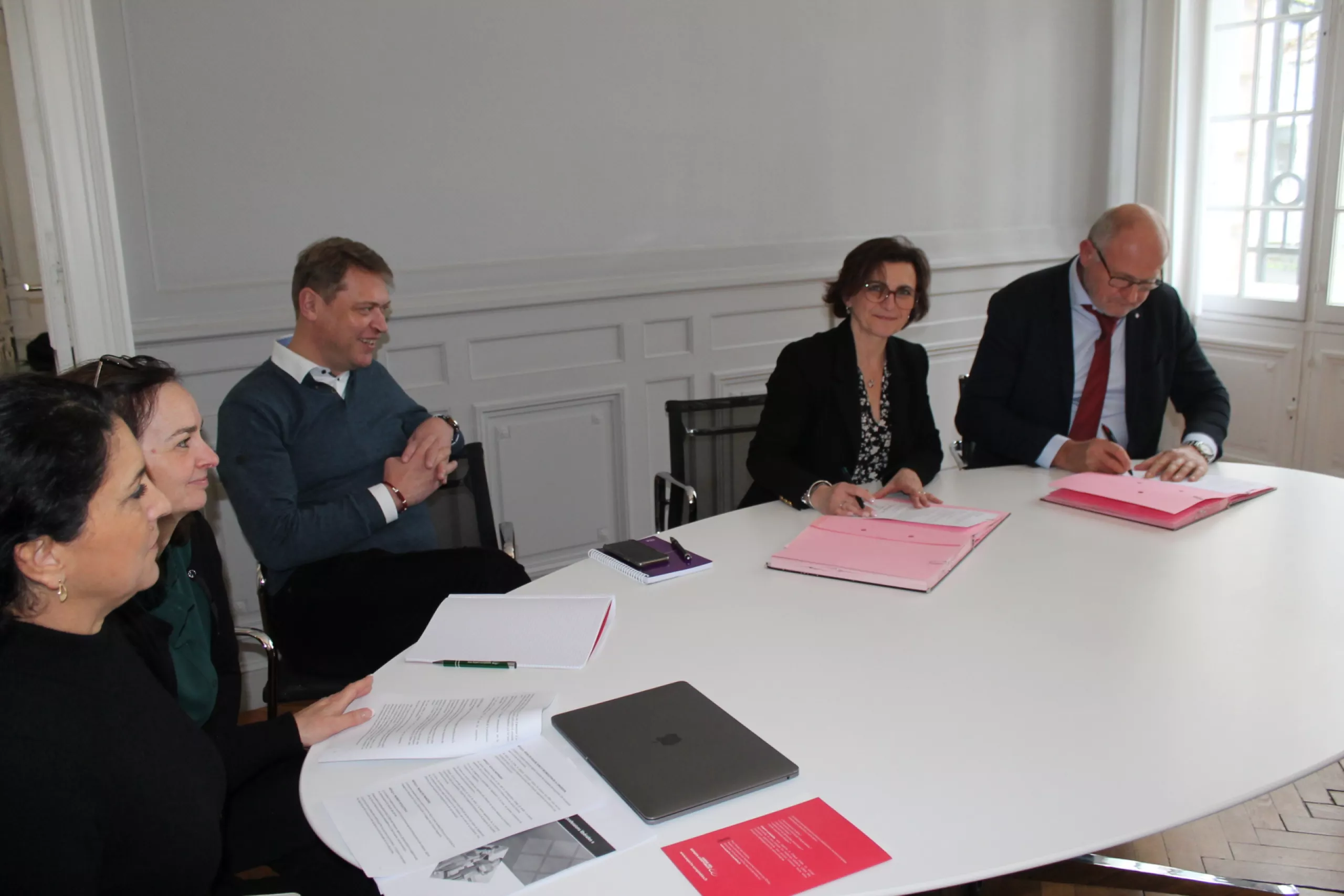 Signature de la convention ""