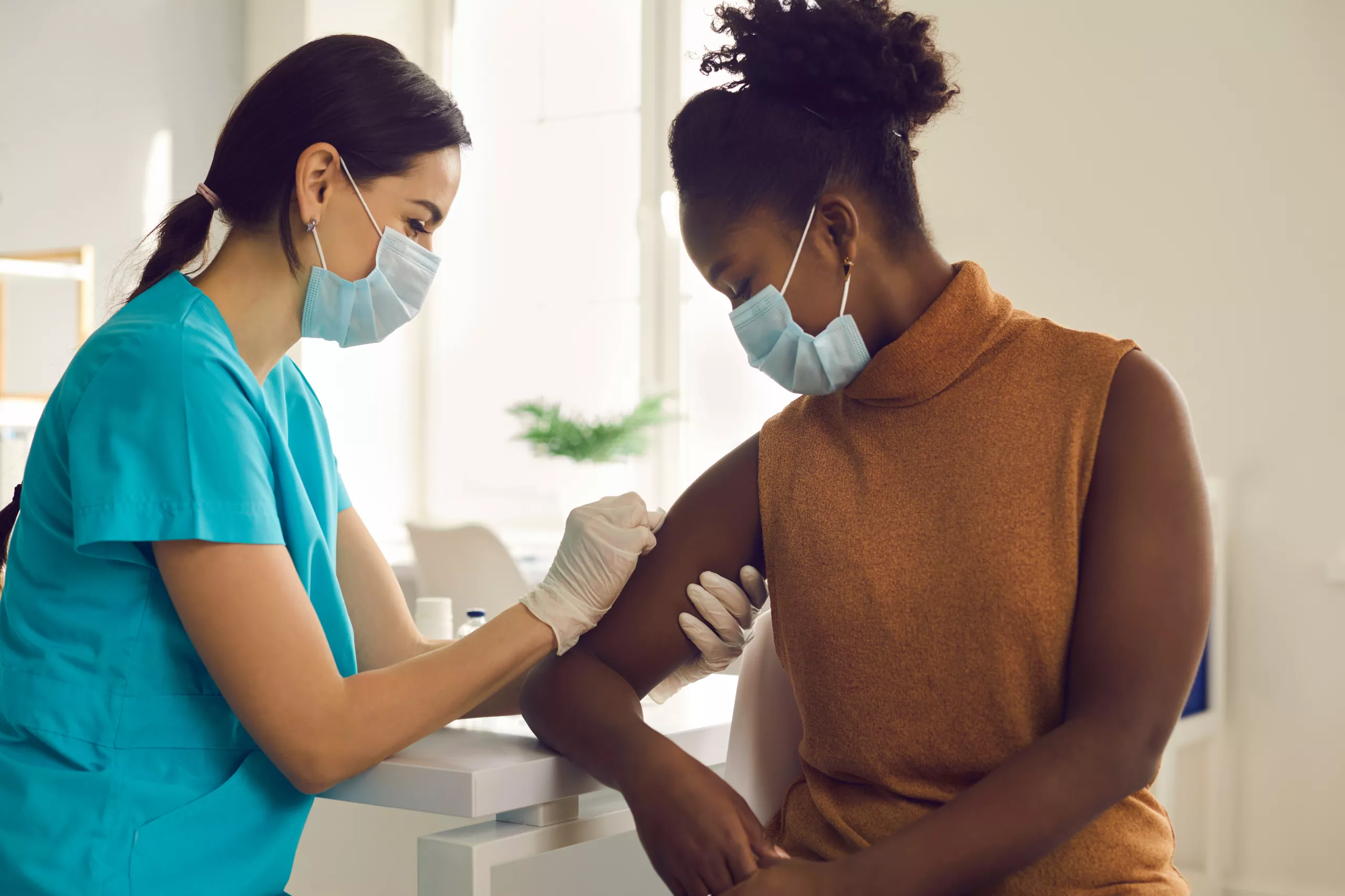 infirmière qui vaccine une patiente