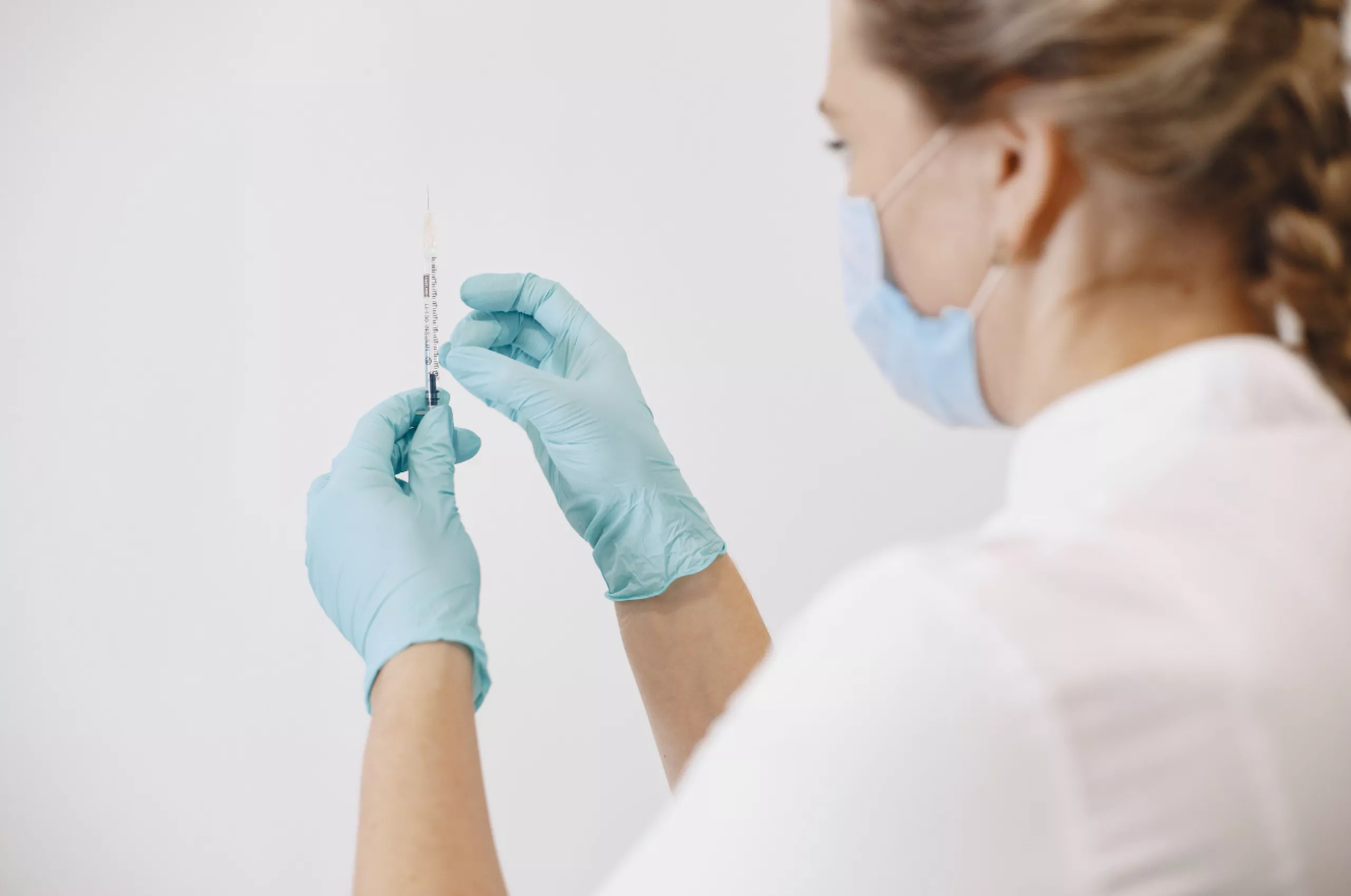 Infirmière préparant un vaccin
