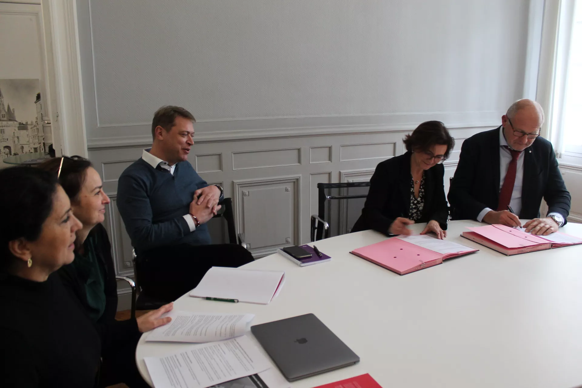 "Signature de la convention"